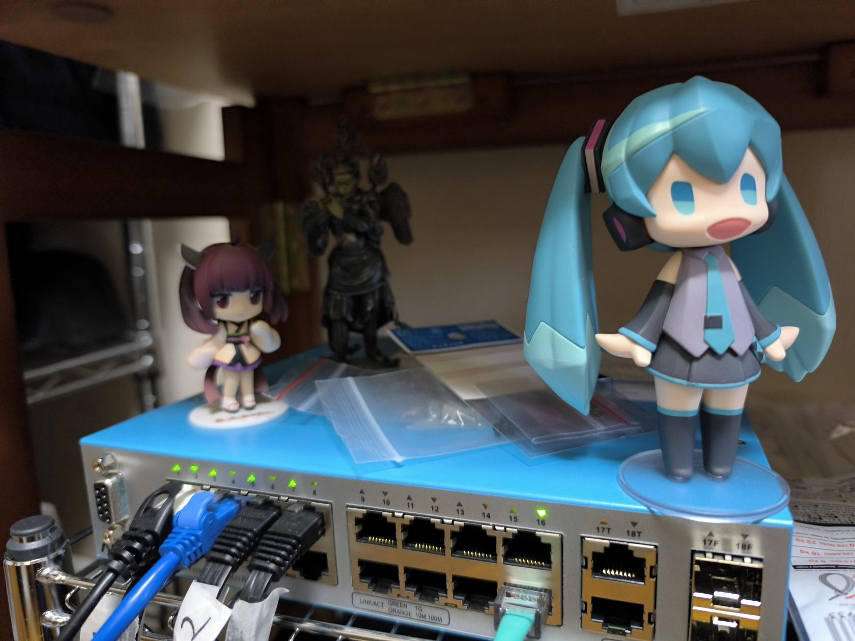 初音ミクと東北きりたんと迦楼羅王のフィギュアがお出迎え