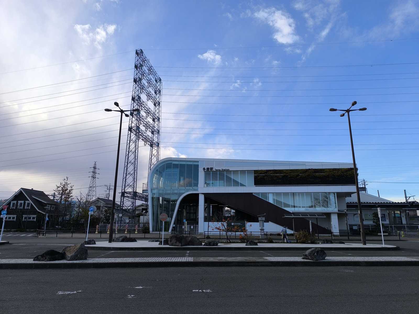 妙にきれいな駅舎