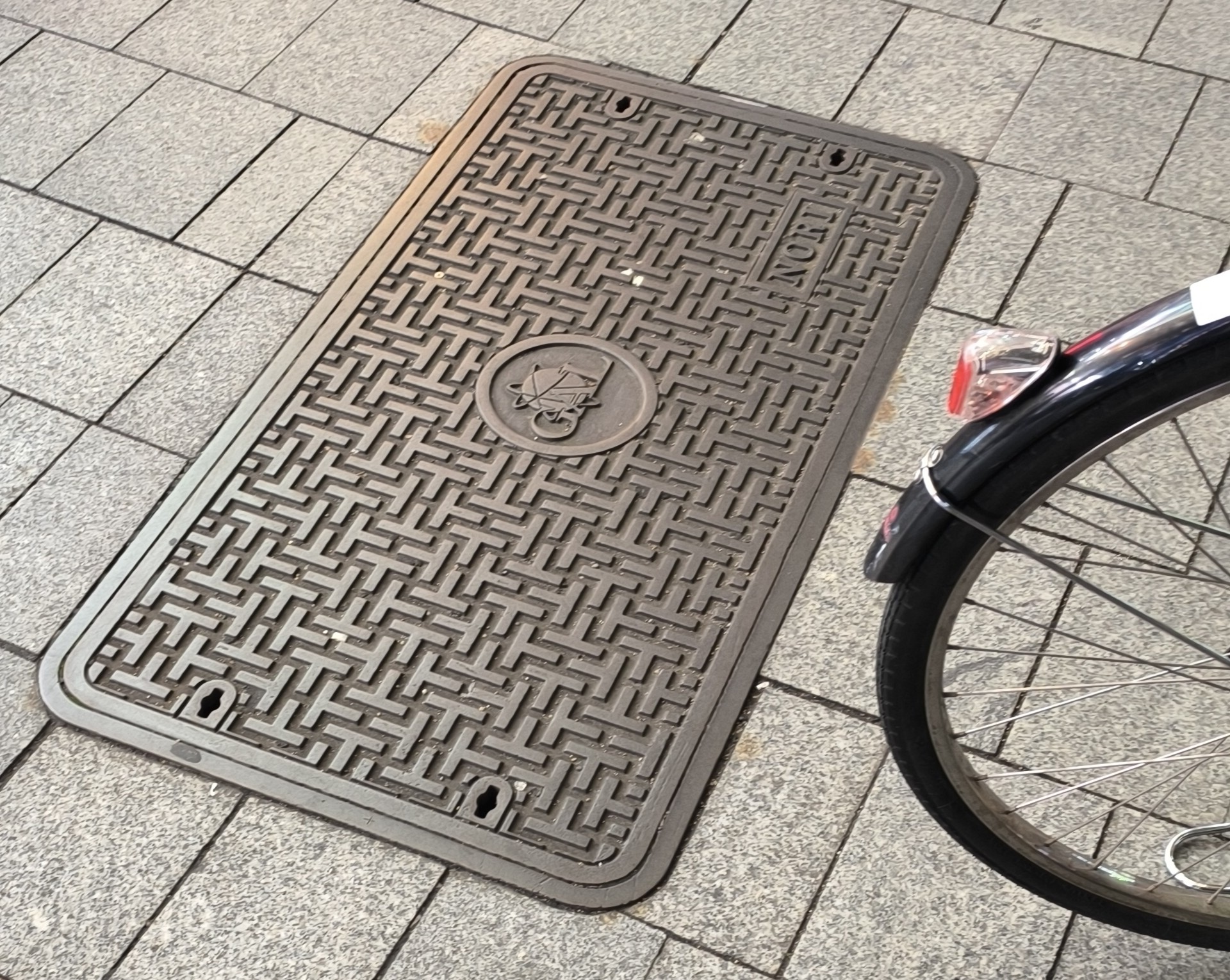 おそらくグローバルアクセス社のマンホール