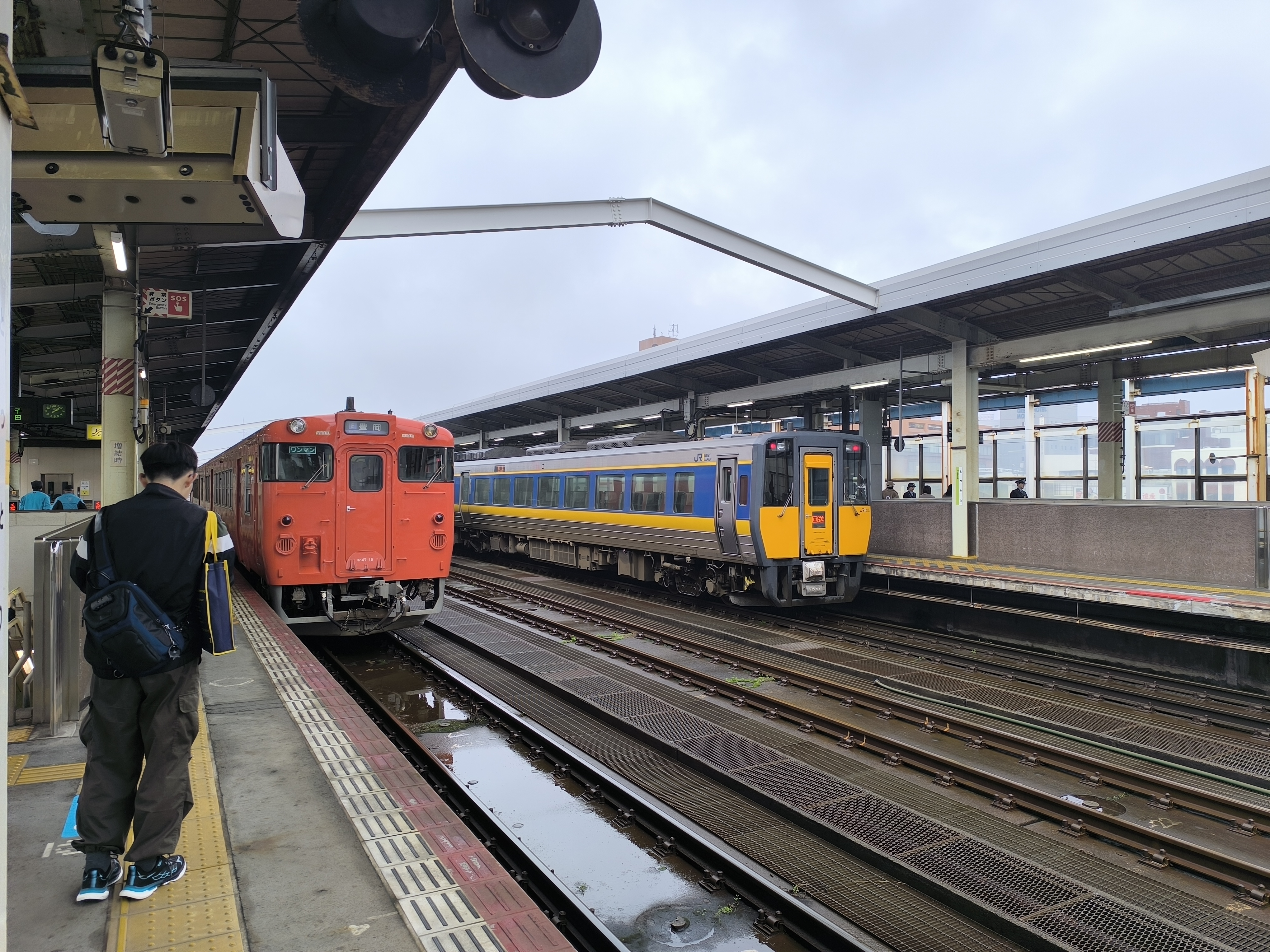 鳥取駅。架線がなくて空が広い