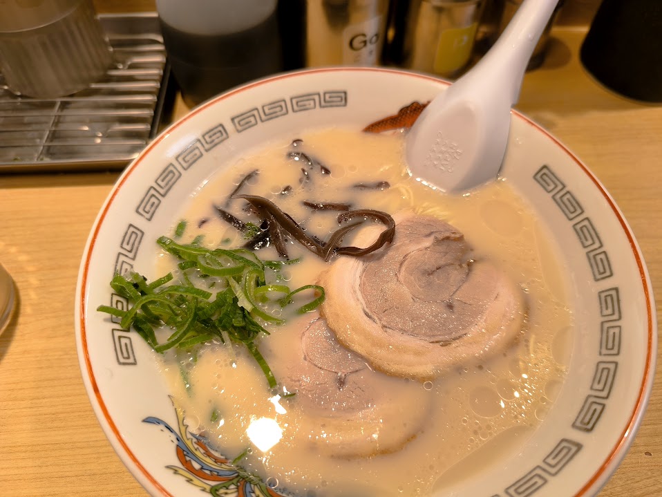博多駅のホームにある博多ラーメンのお店