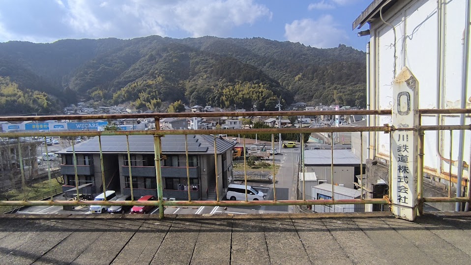 清流錦川鉄道の起点ポスト。背景のウィーカーズは元ビックモーター1号店