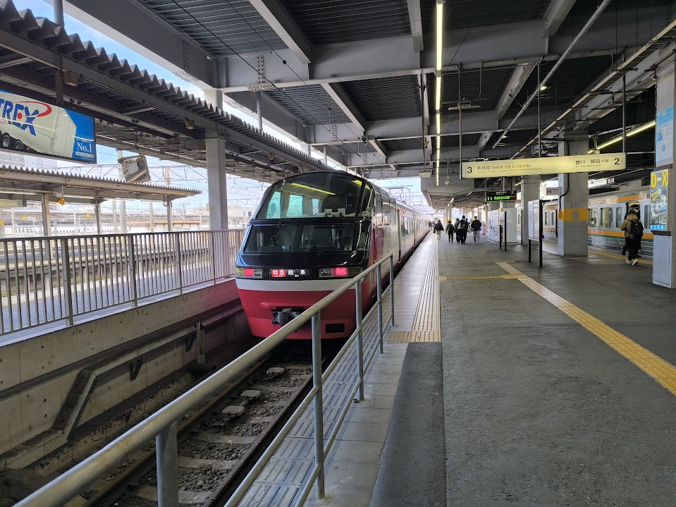 近鉄の横のホームから出発する