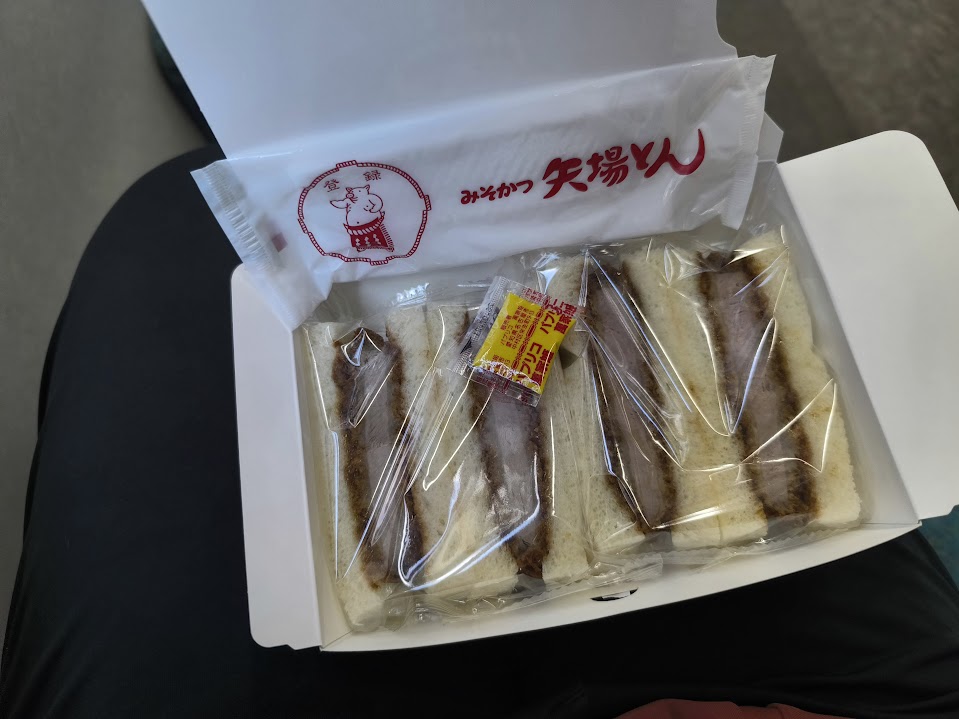 お昼ご飯のヒレカツサンド