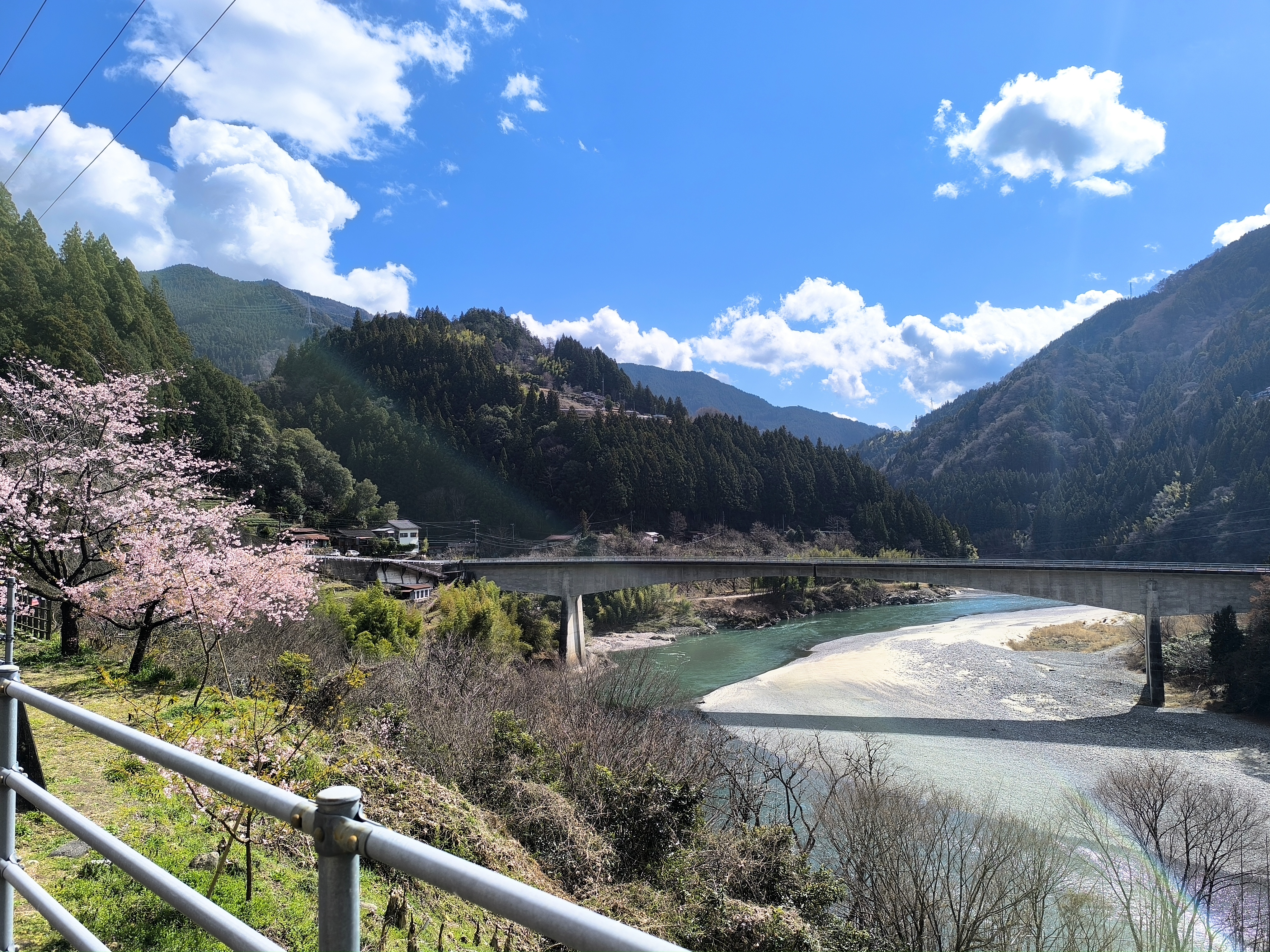 伊那小沢駅からの眺め。春の始まり感じる